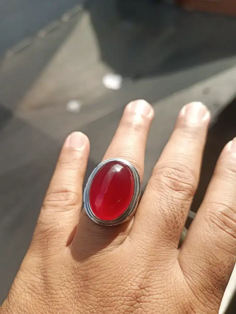 Batu cincin merah raflesia ada serat awan dan bisa geser layar hape