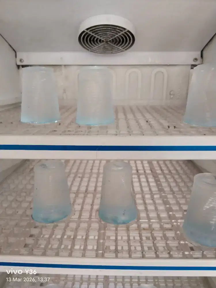 Di jual cepat showcase 4 rak orisinil