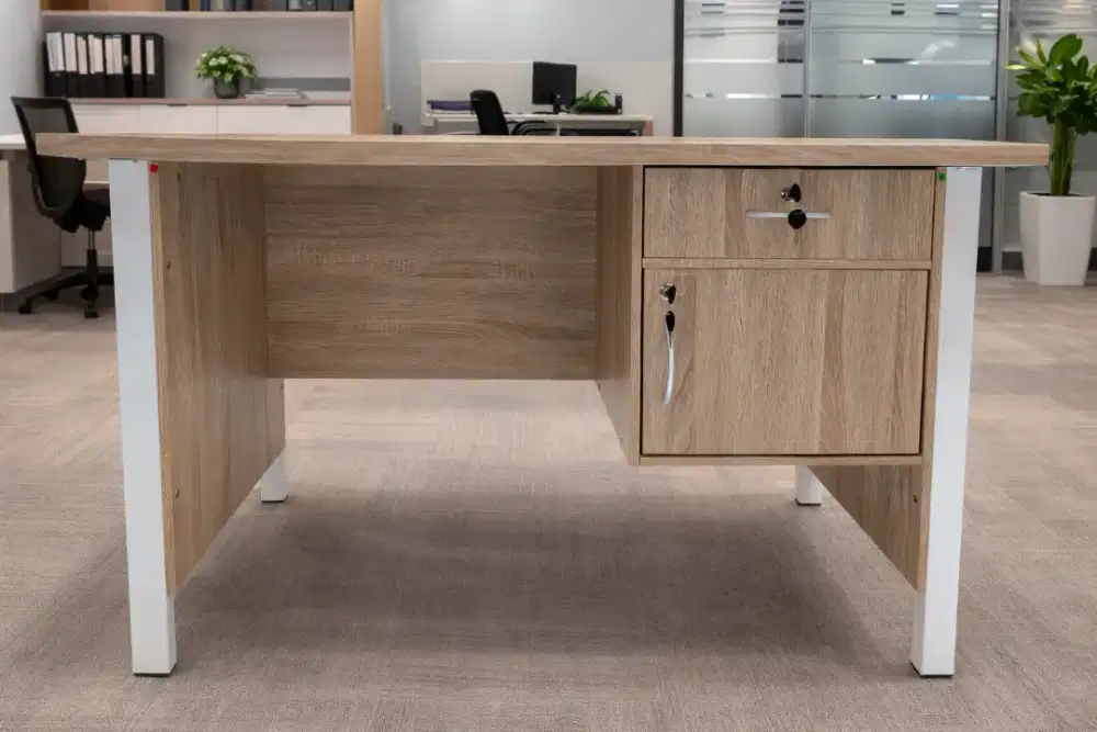 Meja Kantor 1/2 biro kaki besi