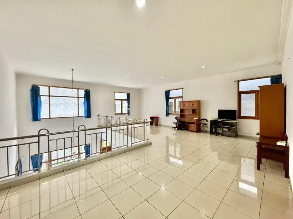 RUMAH IDAMAN MINIMALIS MODERN 3 LANTAI LINGKUNGAN ASRI NYAMAN SIAP HUNI DI SETRADUTA BANDUNG