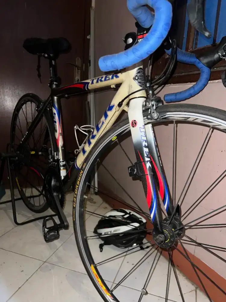 TREK 1500SLR ROAD BIKE 54cm ALLOY FRAME CARBON FORK ULTEGRA US FLAG