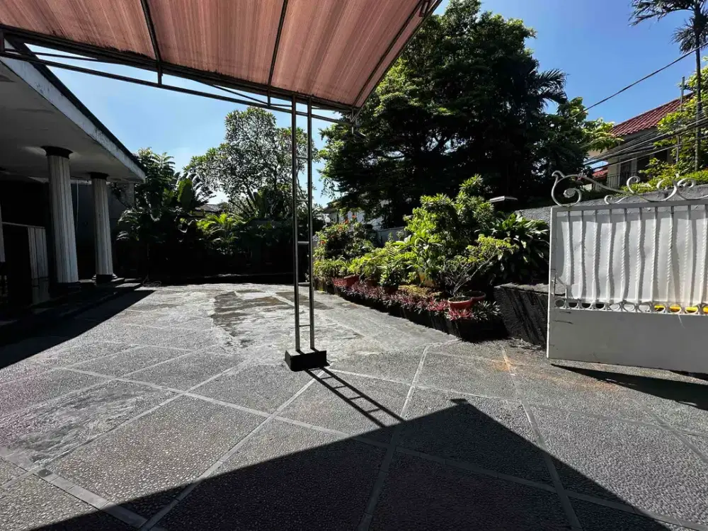 Rumah mewah halaman luas di Kemang