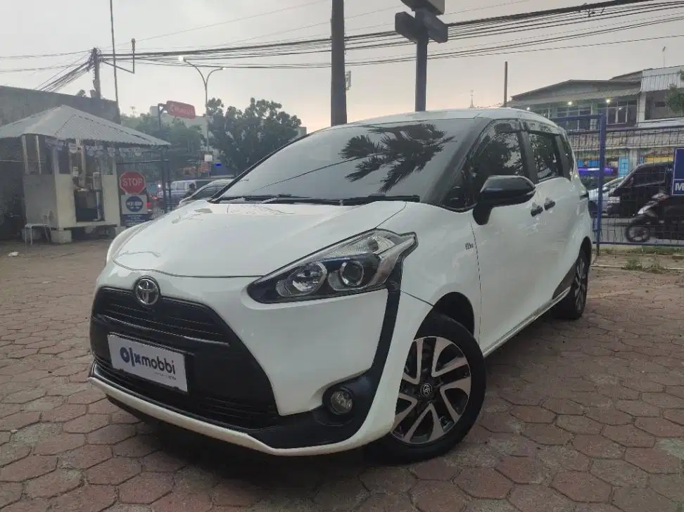 DP MURAH Toyota Sienta 1.5 E Bensin-MT 2017 Putih CAGJD