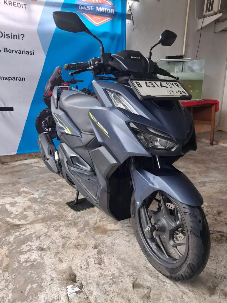 (B) Honda Vario 160 CBS ISS Tahun 2024
