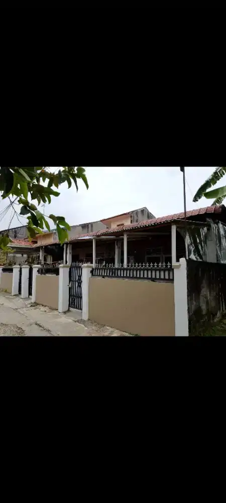 Dijual cepat rumah gandeng 3 pintu..cocok buat tinggal atau disewakan.