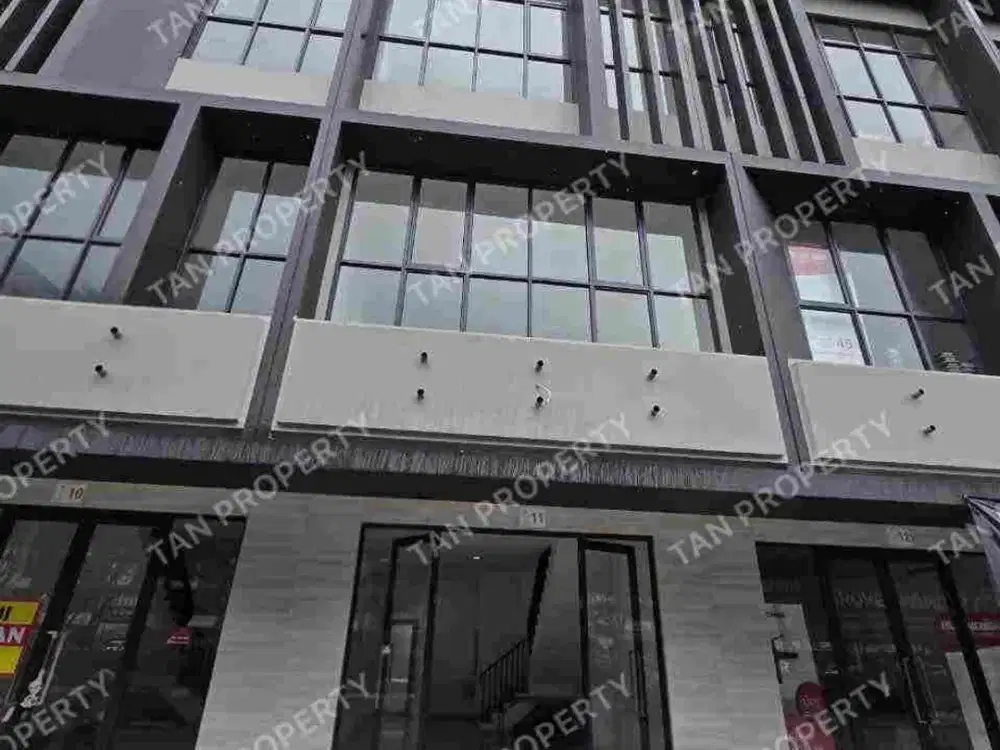 ruko baru siap pakai di bsd city , 3 lantai