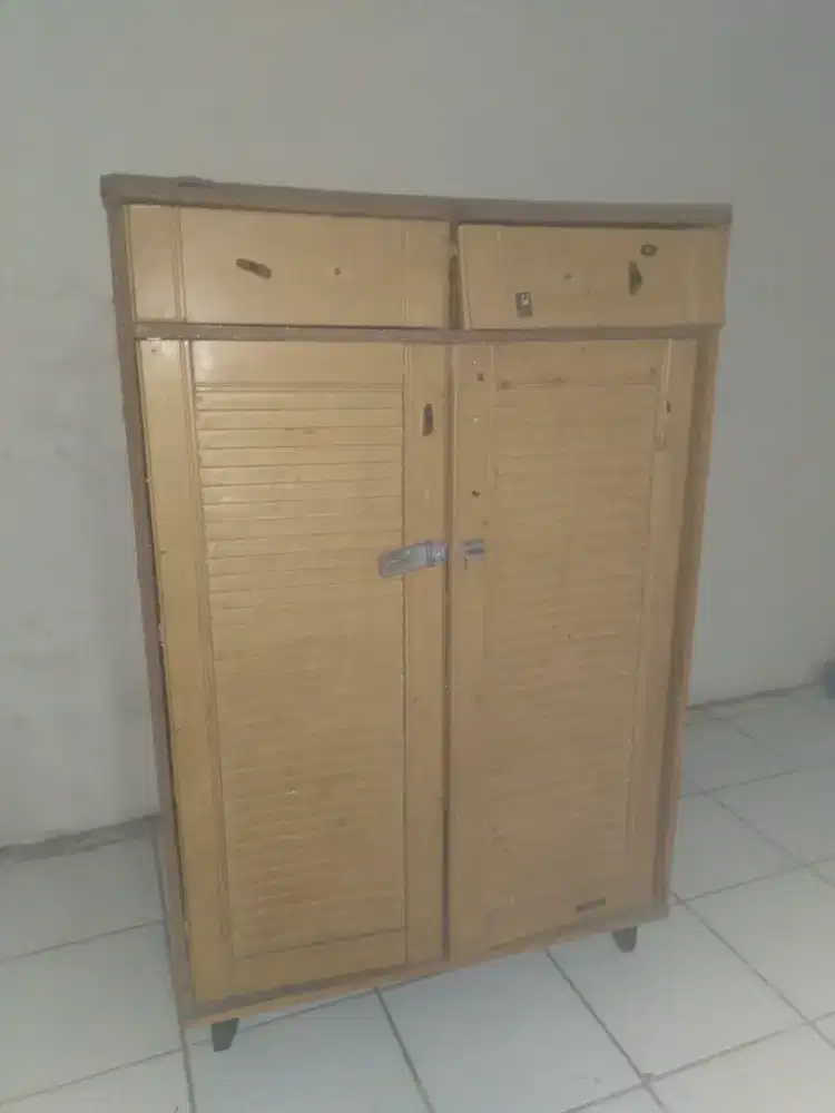 Ada Lemari pakaian