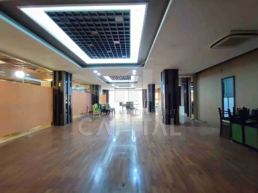 Ruang Usaha LUX di CIHAMPELAS – Lokasi Ramai, Parkir Luas!