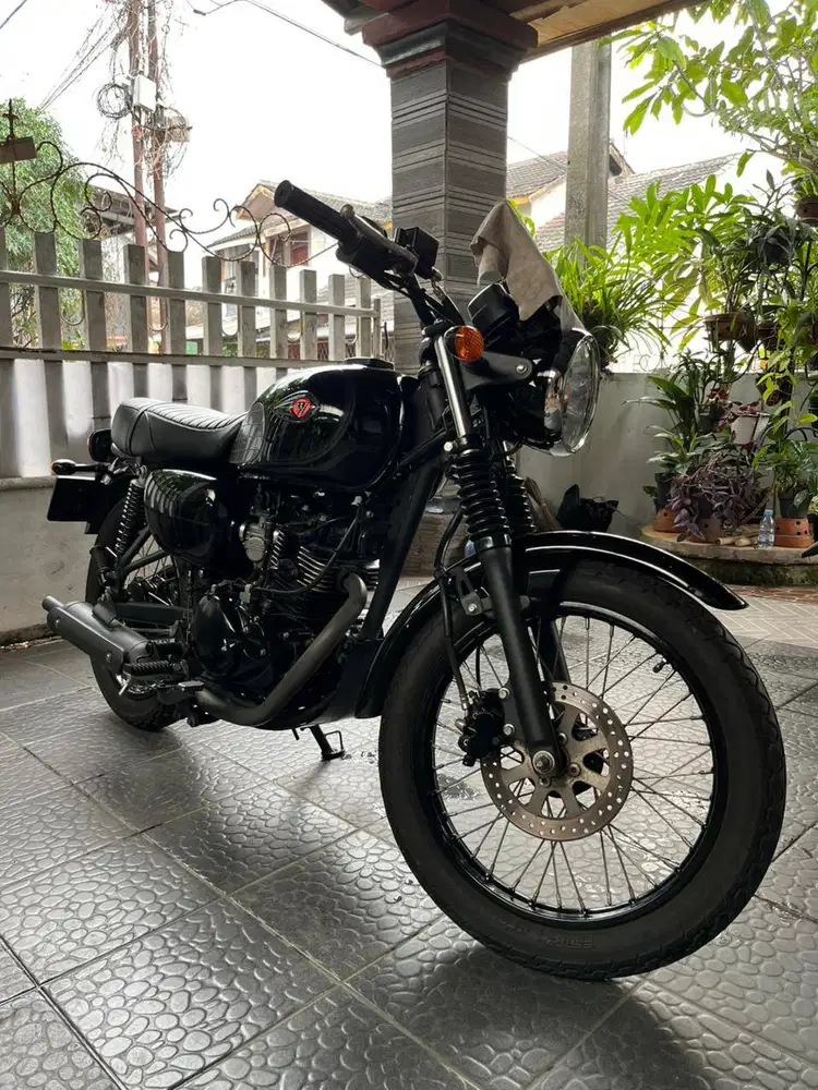 DIJUAL Kawasaki W175 Black Style – Mulus, Mesin Halus, Surat Lengkap