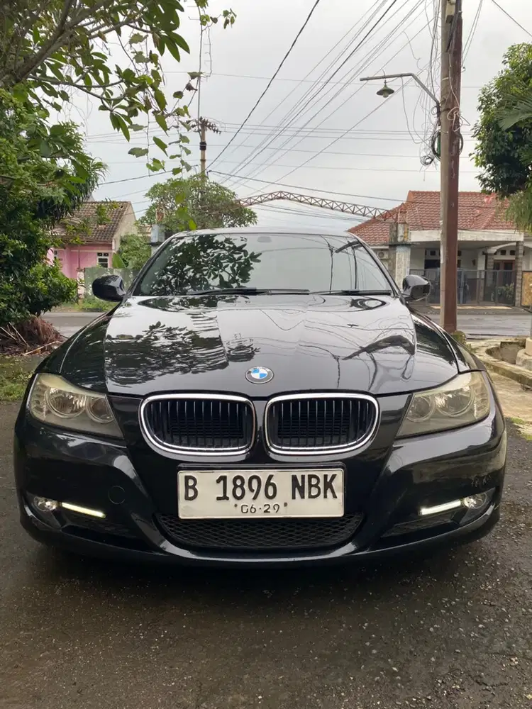 BMW 320i 2010 Bensin