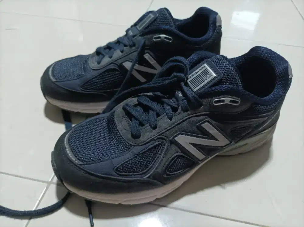 New Balance khusus kolektor 990V4