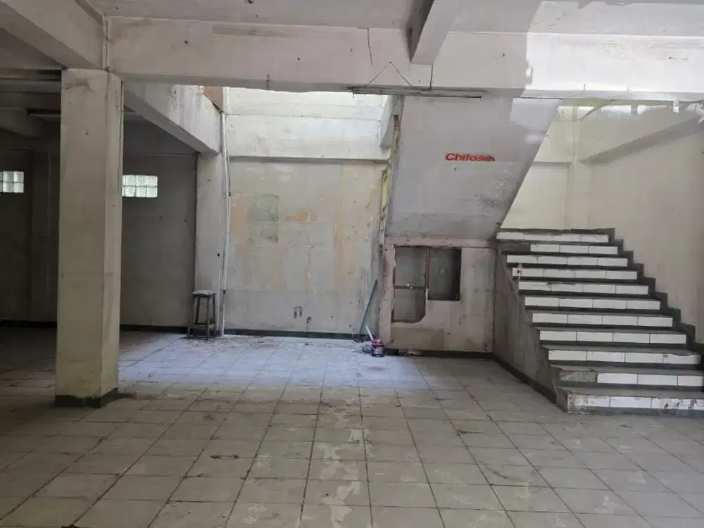 RUKO LUAS 2 LANTAI LOKASI RAMAI STRATEGIS SIAP PAKAI DI CIKAWAO BANDUNG