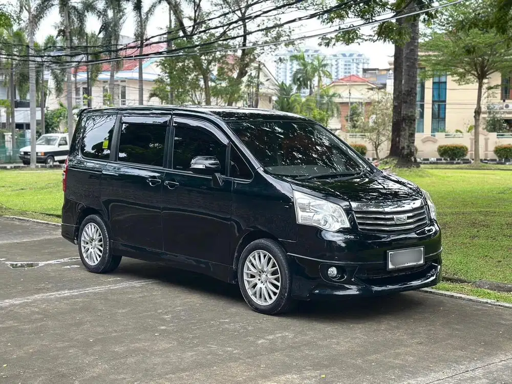 Toyota NAV1 V 2.0 2013 Hitam CBU Japan Antik