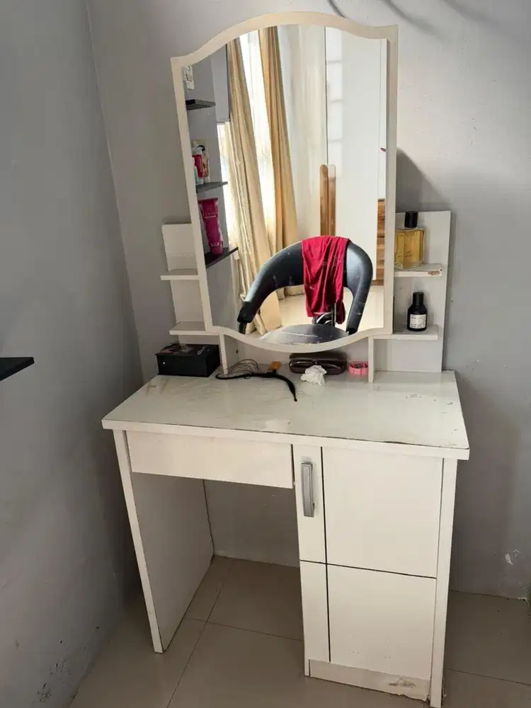 2 meja rias sudah tidak dipakai
