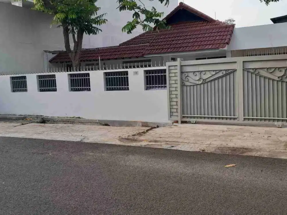 DISEWA RUMAH COCOK UNTUK KANTOR JL. CIASEM  DEKAT SENOPATI KEBAYORAN BARU JAKARTA SELATAN
SHM 
Luas tanah: 345m²
Luas bangunan: 250m
Kamar tidur: 3 + 2 (art) 
Kamar mandi: 2 + 1 (art) 
Bangunan : 1 lantai
Garasi & carport: 1+2
Depan teras bisa: 2 mobil
Ba