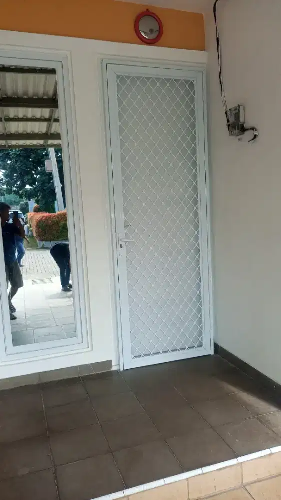 Jasa pembuatan dan pemasangan pintu almunium dan jendela