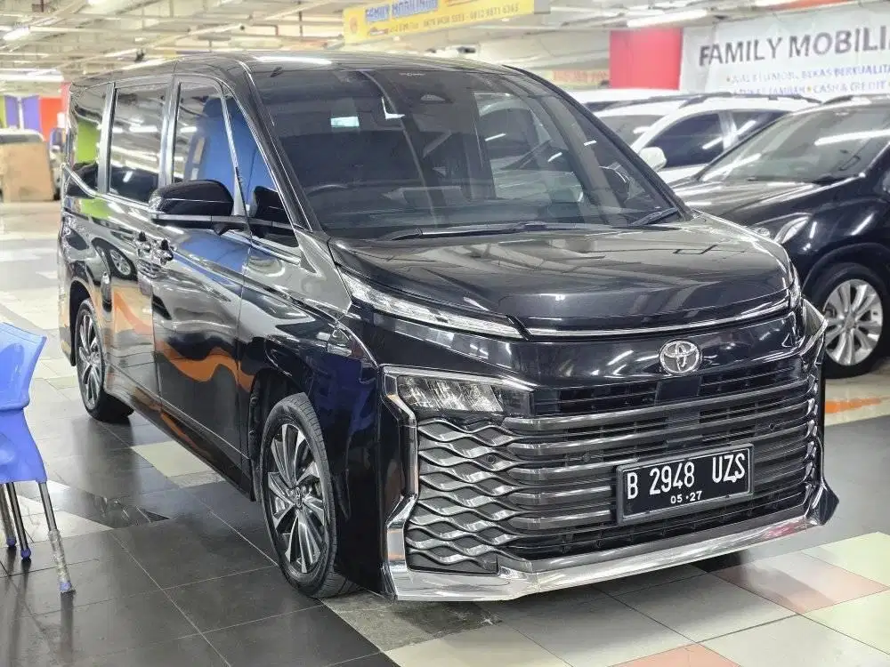 Toyota Voxy facelift 2022 Hitam