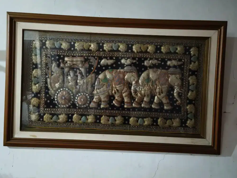 Hiasan Dinding Kalaga Burma Asli – Seni Sulam Timbul Payet Mewah