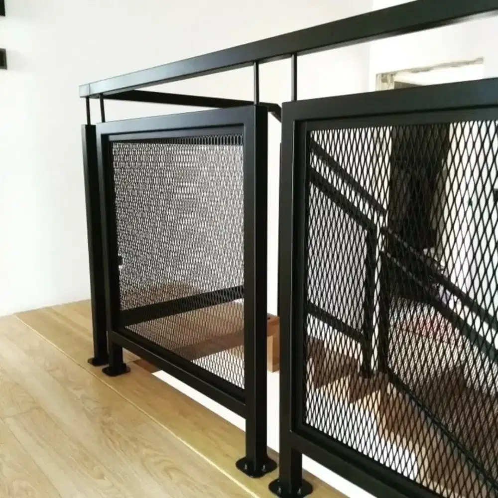 Pagar railing tangga perforated