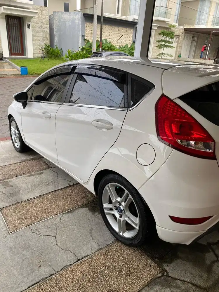Mobil Ford Fiesta mulus