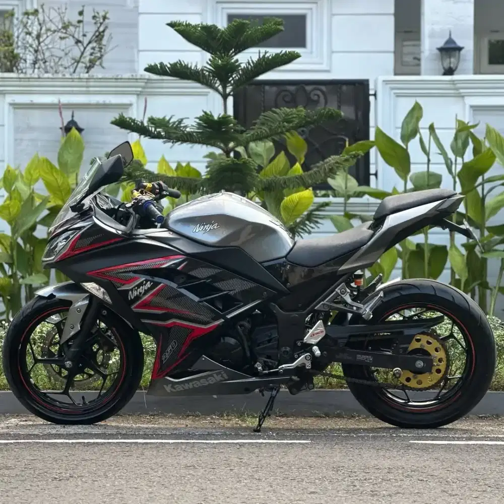 Jual cepat KAWASAKI NINJA 250 ABS TH 2014 Warna Hitam perfect con