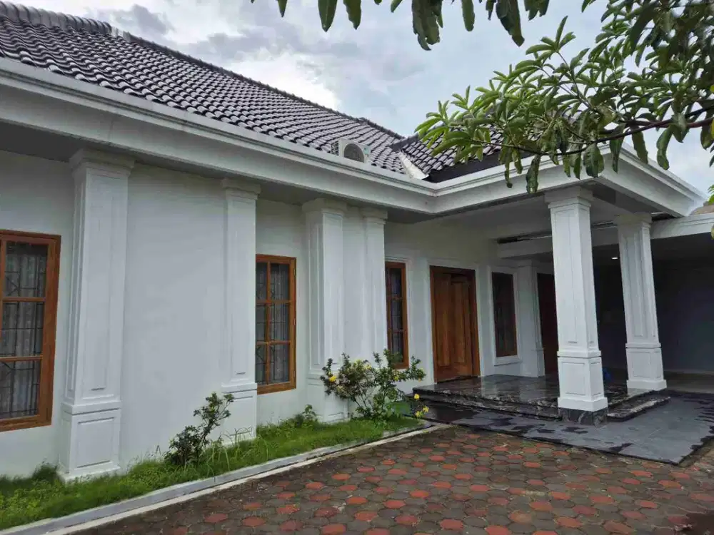 Dijual Rumah Gentan Solo Mewah Kolam Renang