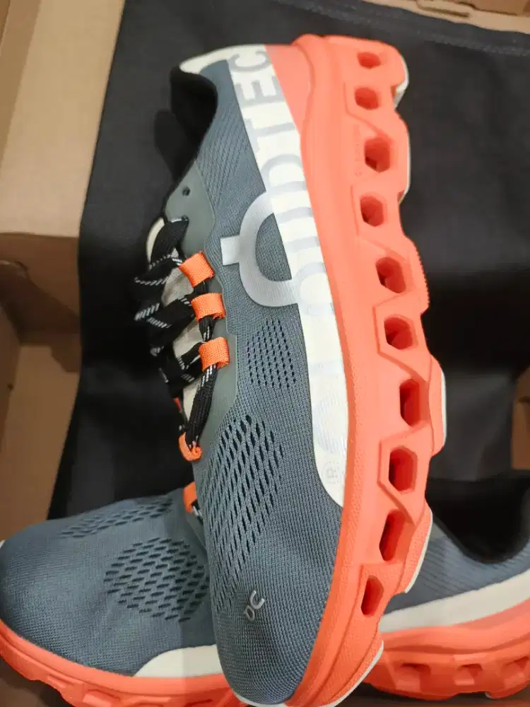 Sepatu On Cloudmonster Cloudtec size 42