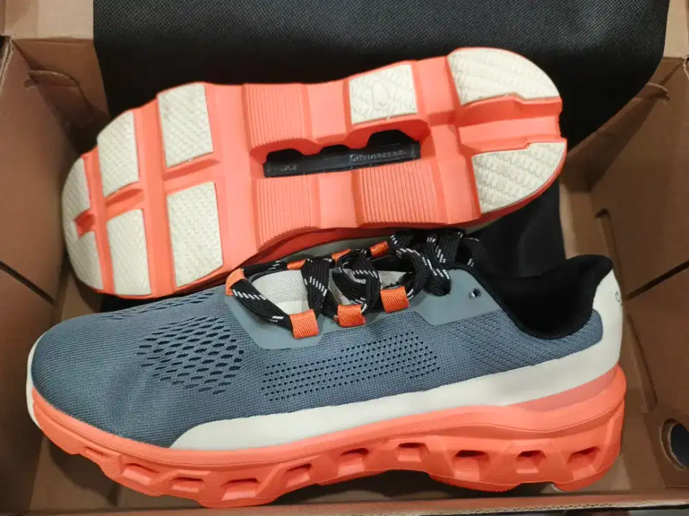 Sepatu On Cloudmonster Cloudtec size 42