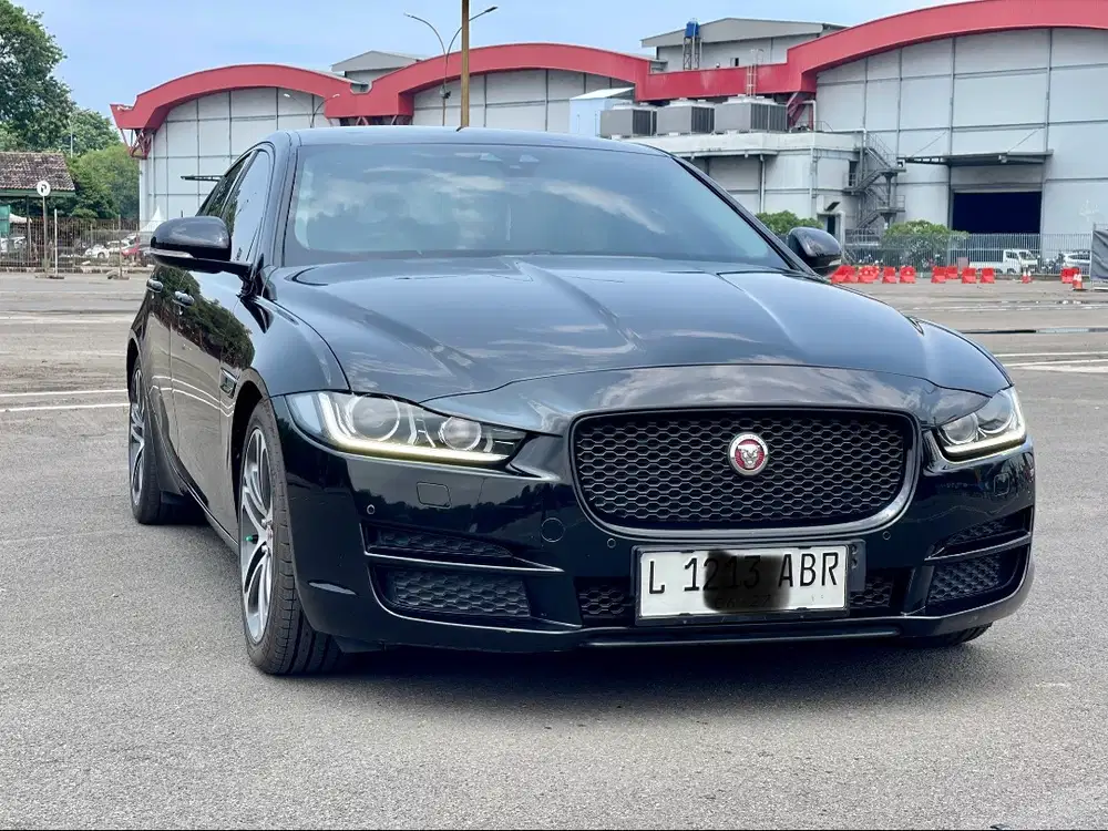 JAGUAR XE AT HITAM 2016