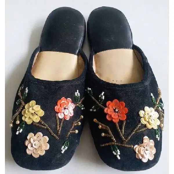 Vintage antik Oriental sandal Encim Cina peranakan memakai monte