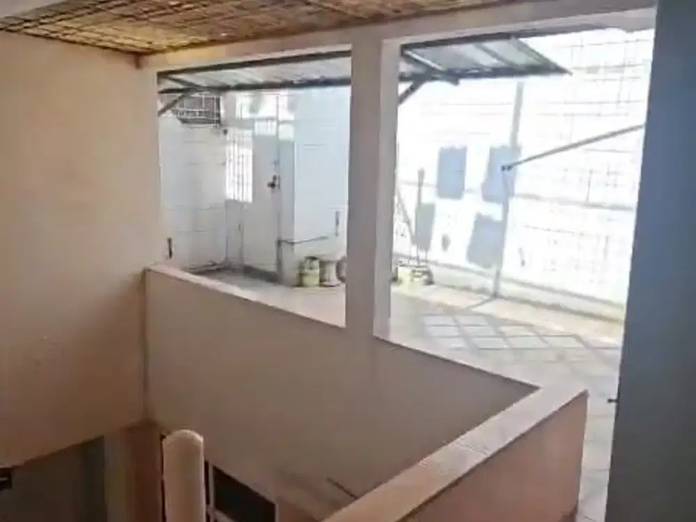 RUMAH STRATEGIS DI NGINDEN  INTAN  SURABAYA  RUMAH 2 LANTAI HARGA 1  LANTAI   Perlu Renov sedikit