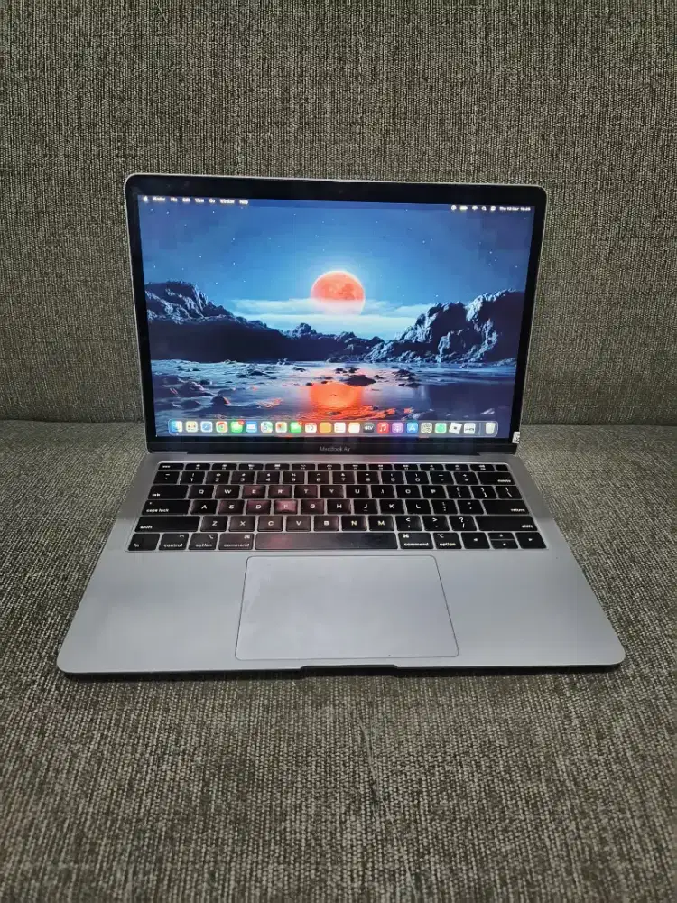 MacBook Air Retina 13-inch 2019
Intel Core i5
Ram 8 GB
SSD 128 GB
