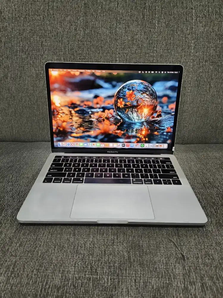 MacBook pro Retina 13-inch, 2017 (TouchBar) Core i5 
Ram 8GB
SSD 512GB