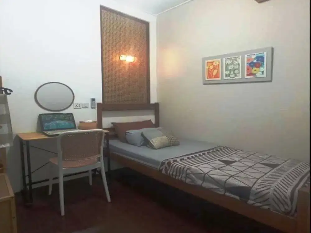 Kost + Garasi Mobil, AC, Free Wi-Fi Waterheater. Fully Furnished, di Jakarta Barat