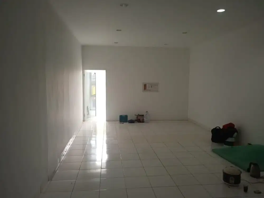 RUKO 2 LANTAI LOKASI RAMAI STRATEGIS SIAP PAKAI DI CIWASTRA BANDUNG