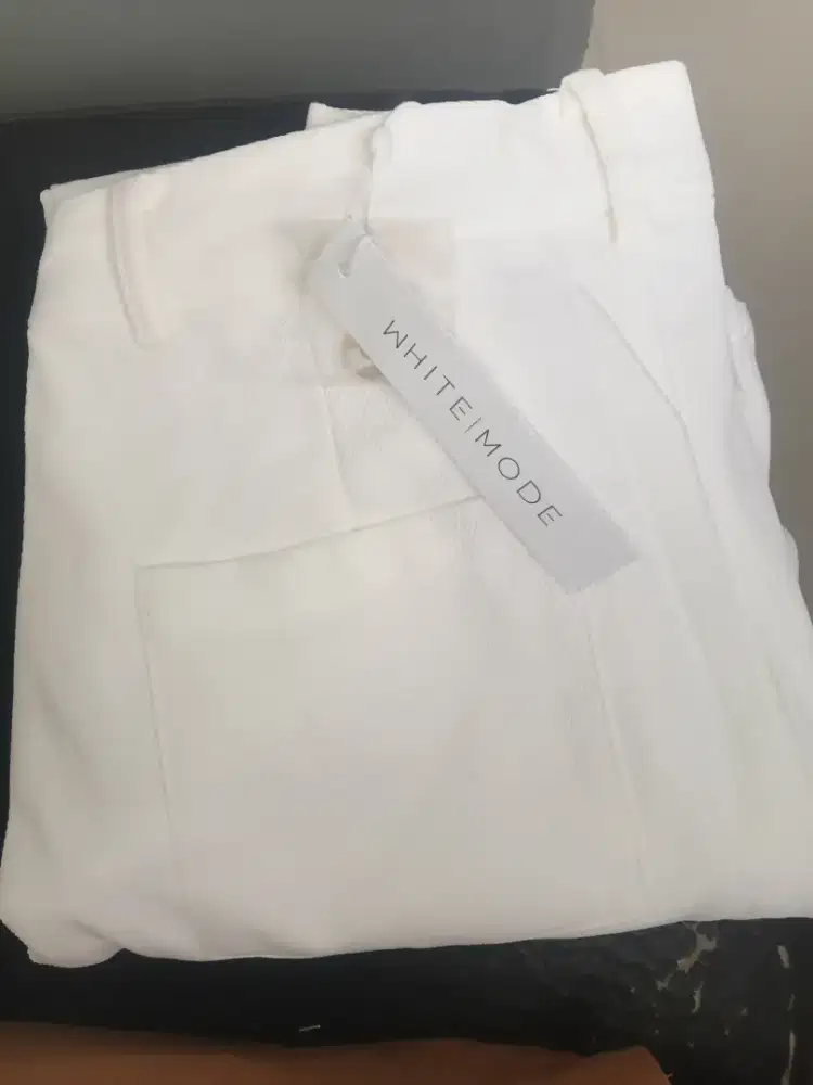 Celana putih wanita brand White Mode, size S