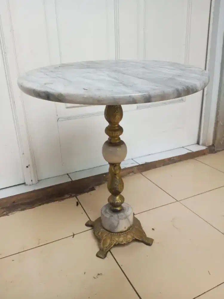 Meja marmer antik