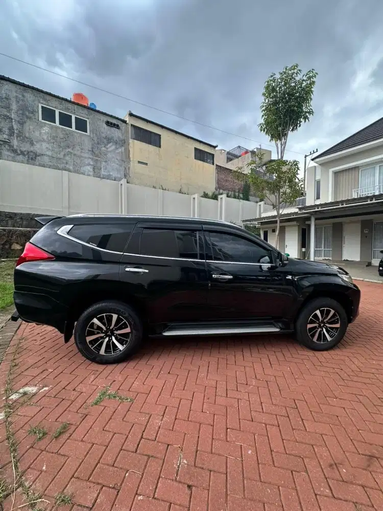 Pajero Sport Dakar 4x2 Hitam
