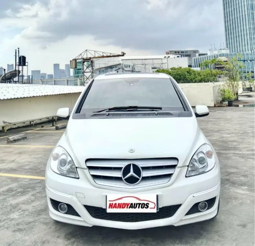 Mercedes Benz B180 Panoramik Tahun 2011 Automatic Putih Metalik