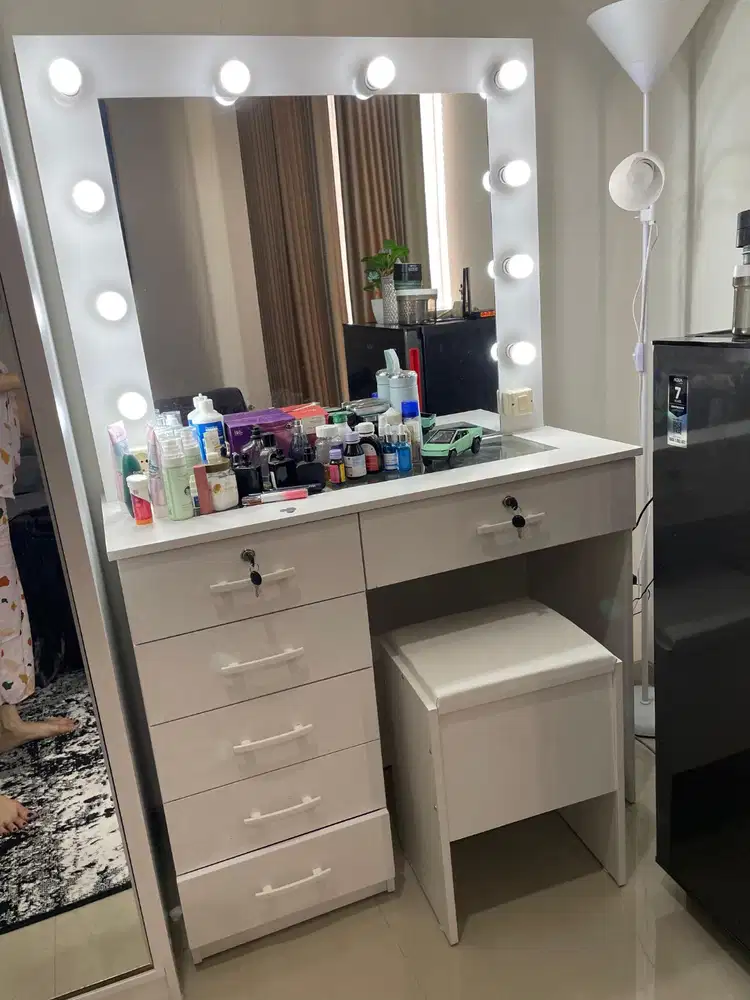 Meja rias second seperti baru