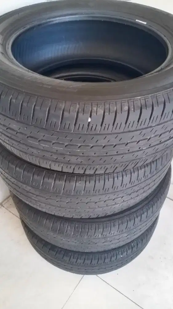 JUAL BAN BRIDGSTONE 235/60/R18 KONDISI MASIH BAGUS