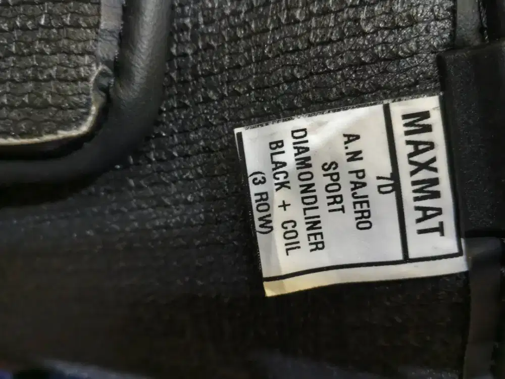 Di jual cepat karpet 7D maxmat bekas mobil Pajero