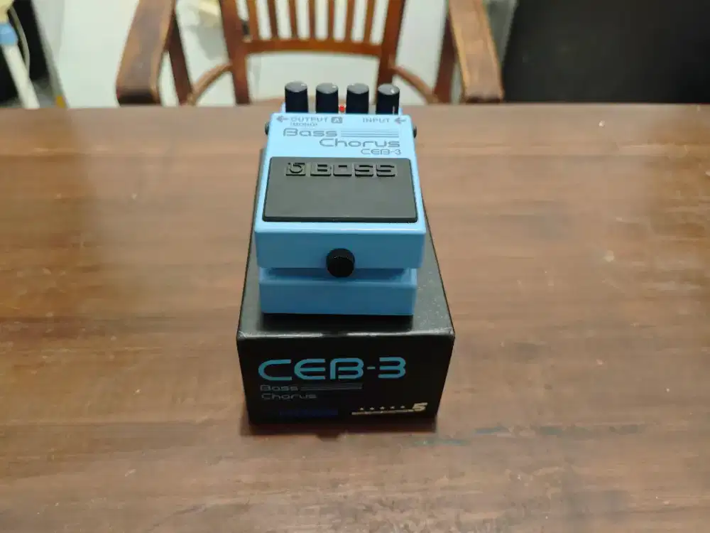 Efek Bass Chorus Boss CEB-3