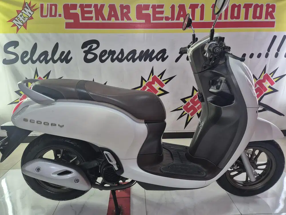 Scoopy Prestige Putih Super