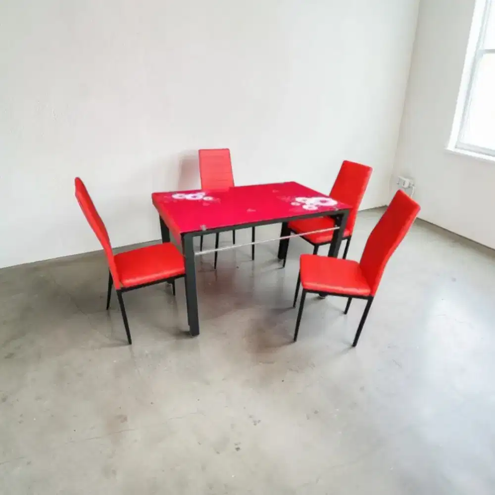 Meja makan 4 kursi merah