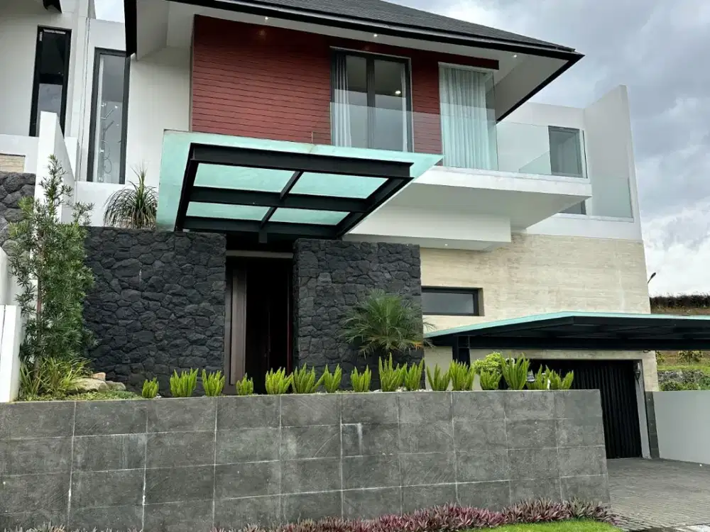 HOT SALE Villa Mewah Kolam Renang FULL FURNISH sangat dekat Tempat2 Wisata Batu