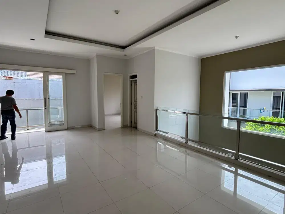 RUMAH HOOK BANCI HADAP TAMAN DE LATINOS DE RIO BSD