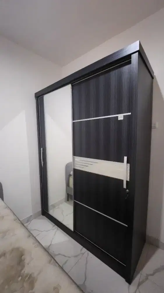 Dijual lemari slading 2 pintu kondisi masih bagus