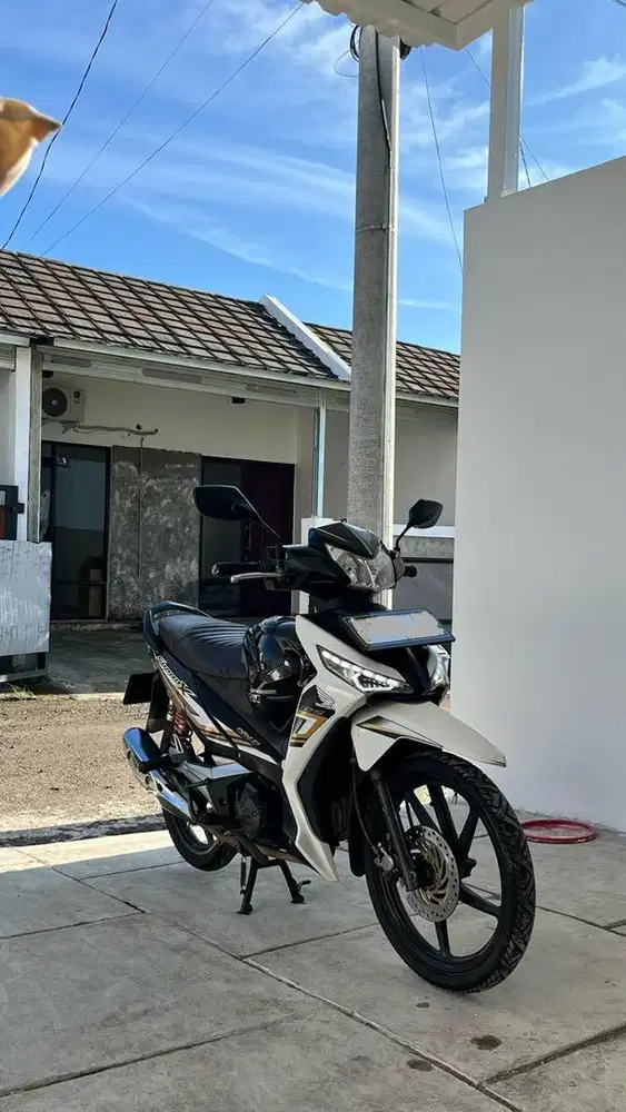 Supra X 125 FI Injection tahun 2014 Hitam Putih