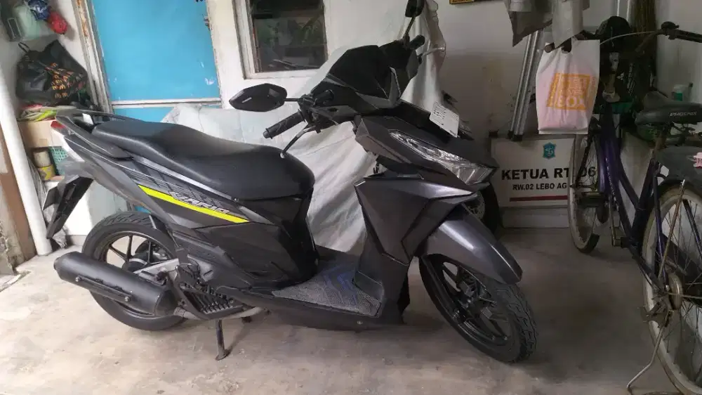 Vario 125 hitam 2017